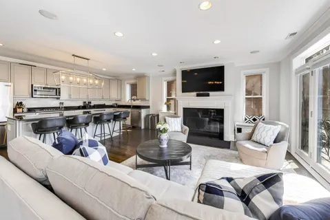 $825,000 | 714 West Melrose Street, Unit 2E, Chicago, IL 60657