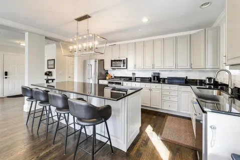 $825,000 | 714 West Melrose Street, Unit 2E, Chicago, IL 60657