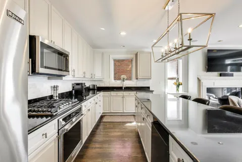 $825,000 | 714 West Melrose Street, Unit 2E, Chicago, IL 60657