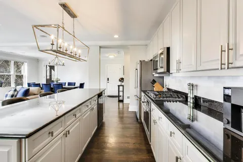 $825,000 | 714 West Melrose Street, Unit 2E, Chicago, IL 60657