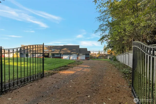 a view of a backyard with pathway