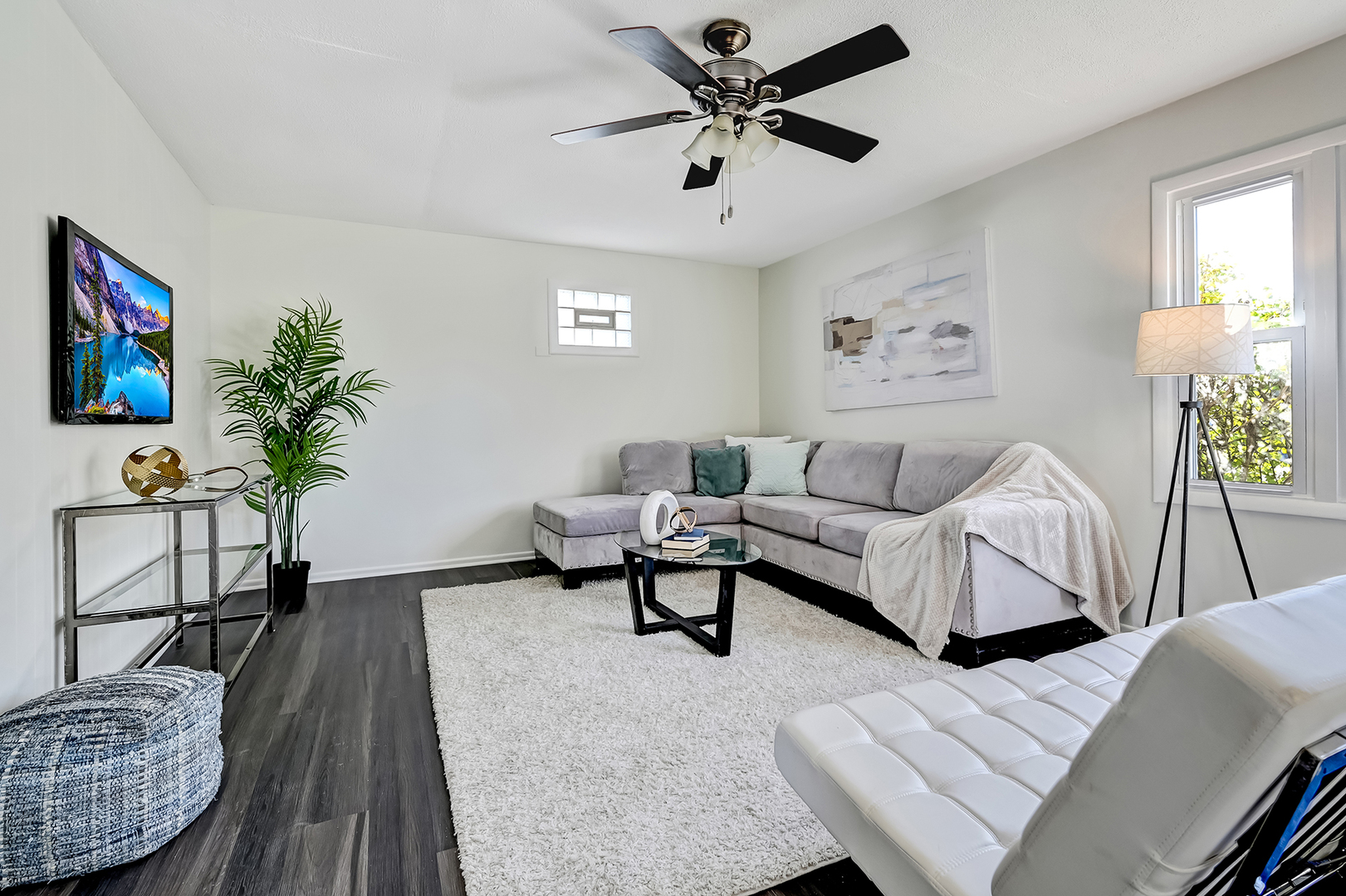 3618 Peach Grove Lane Hazel Crest, IL 60429 - Photo 3 of 16 a living room with furniture and a potted plant