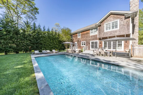 a view of a house with a backyard