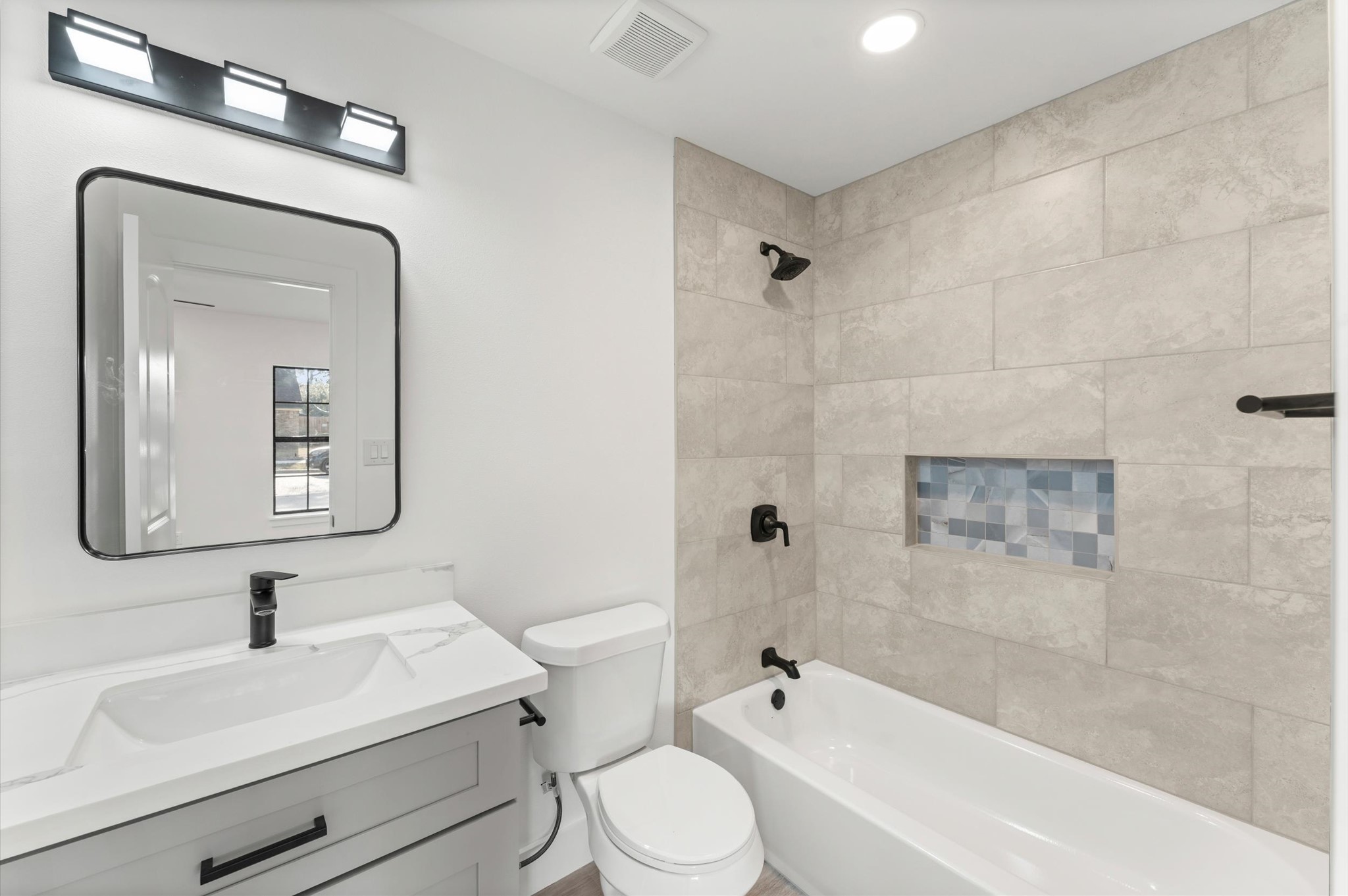 29514 Loddington Street Spring, TX 77386 - Photo 32 of 38 a bathroom with a toilet sink and bathtub