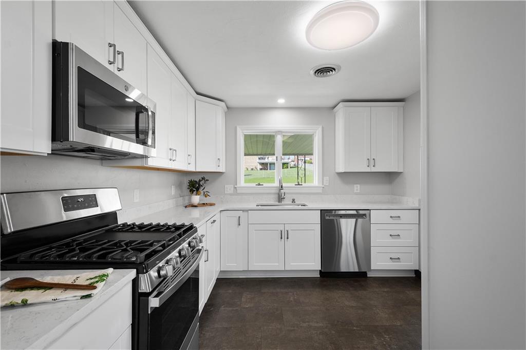 916 McGovern Road Houston, PA 15342 - Photo 22 of 44 The upgraded gas stove will make any chef incredibly happy to cook in this beautiful and functional space!