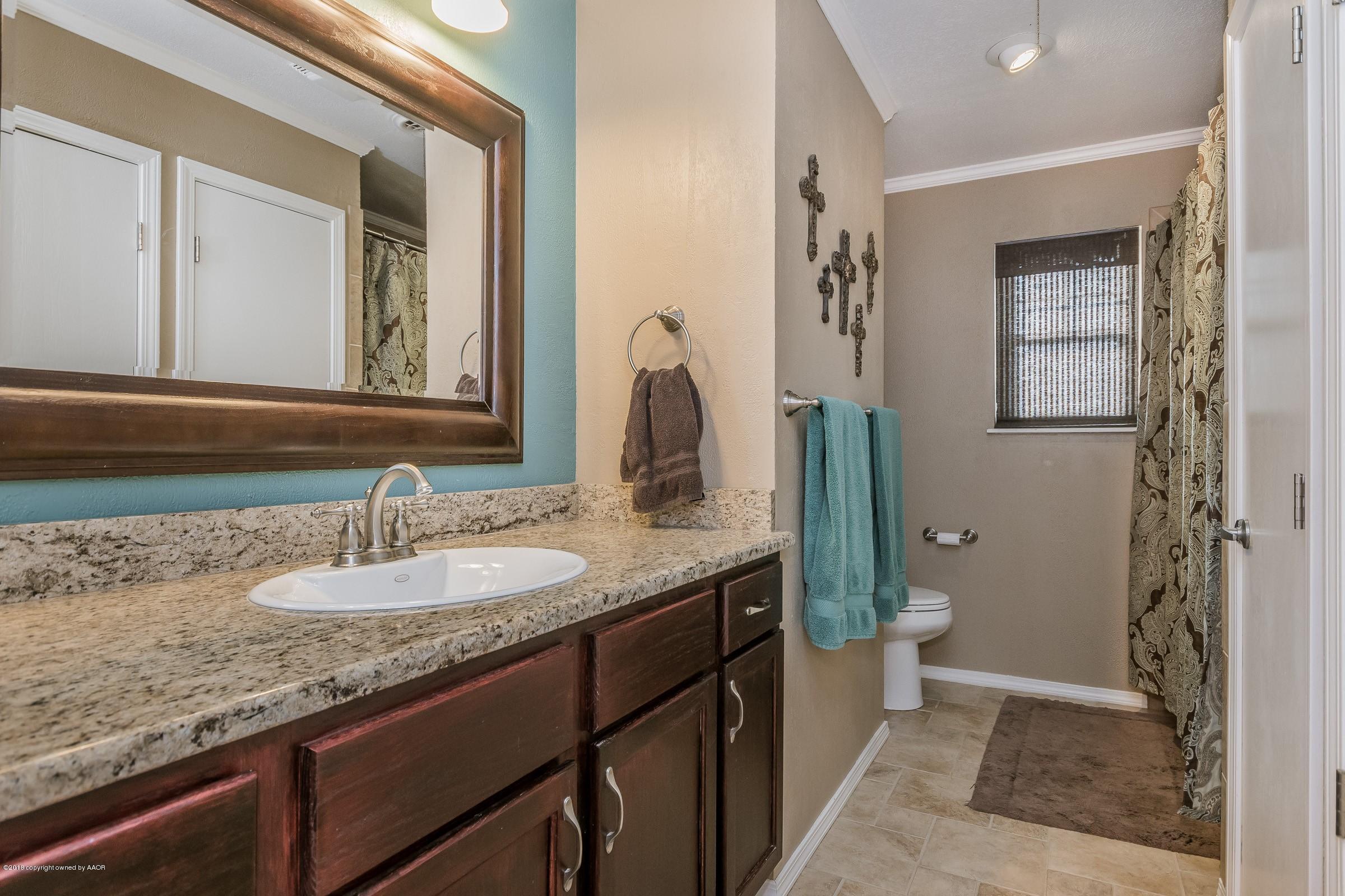 4417 Kingston Road Amarillo, TX 79109 - Photo 18 of 24 018_Hall Bathroom