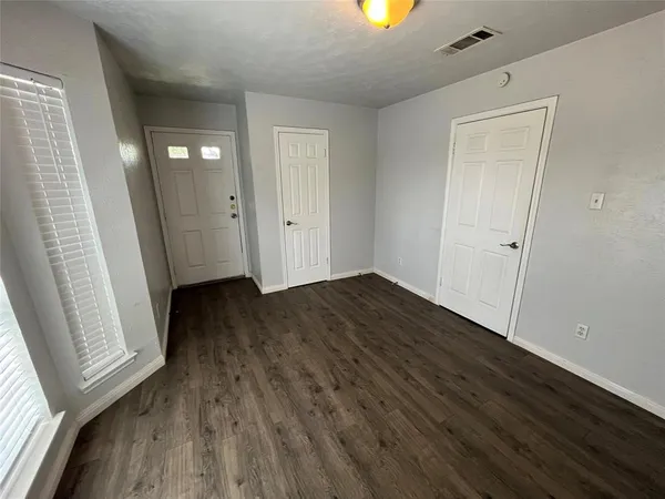 $1,195 | 501 Arbor Creek Drive, Unit 213, Euless, TX 76039