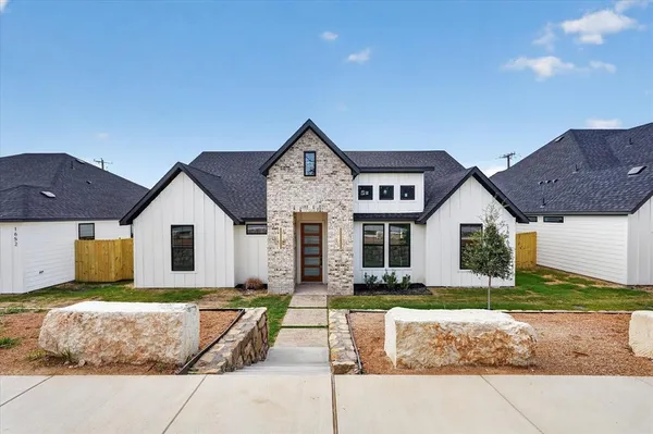 $365,000 | 1656 West Wintergreen Road, Lancaster, TX 75134