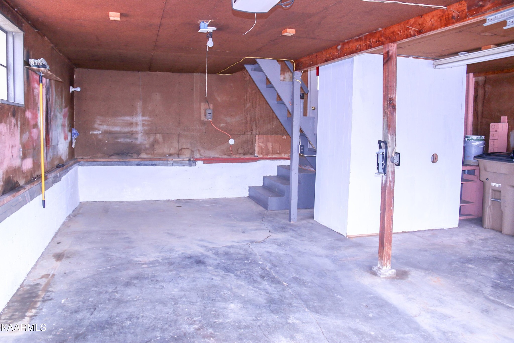 212 Kasson Road Knoxville, TN 37920 - Photo 22 of 22 a view of a hallway with an entryway