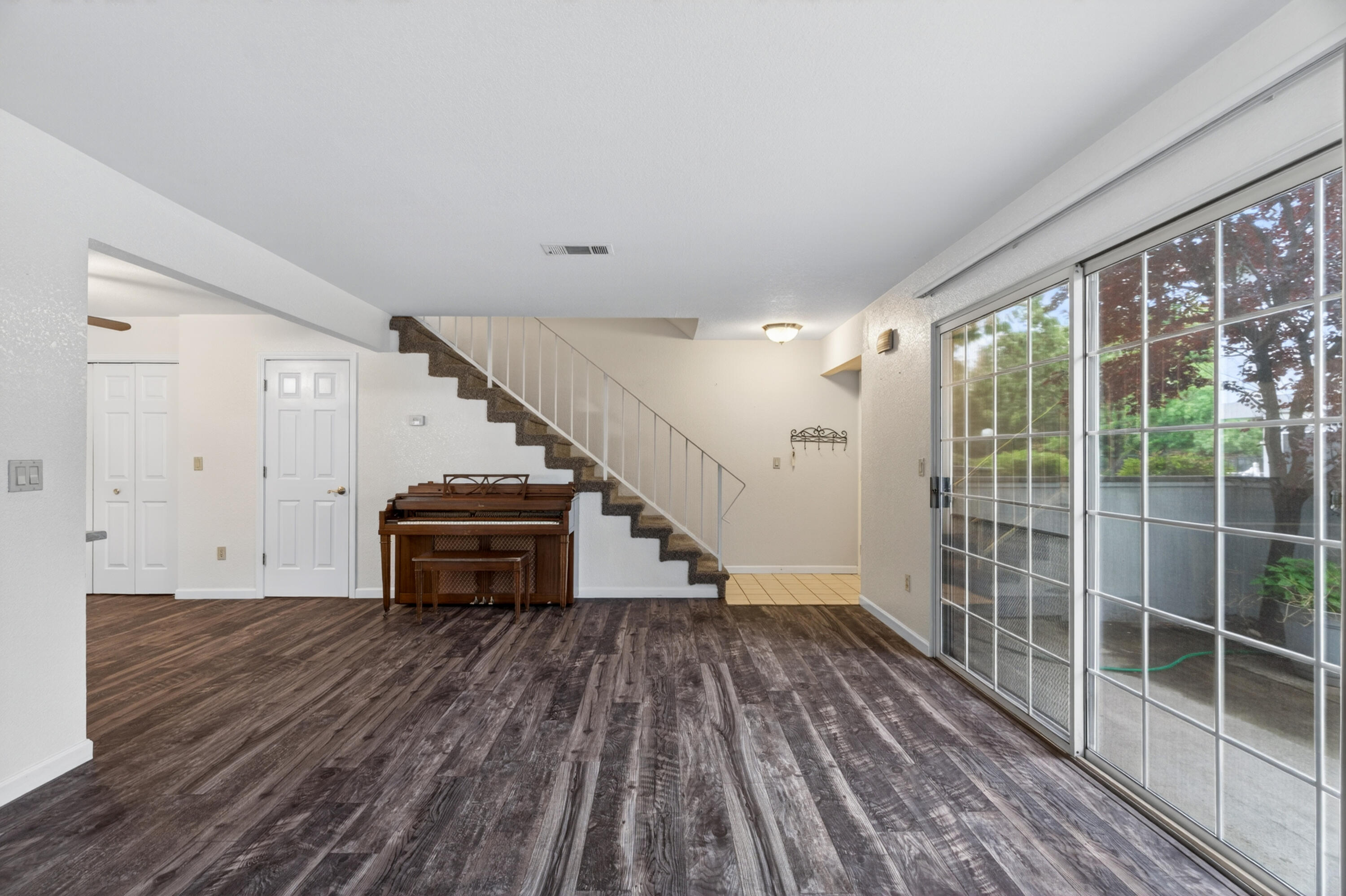 200 Ridgetop Drive, Unit 22 Redding, CA 96003 - Photo 6 of 29 Living Room