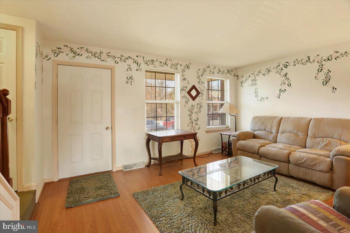 1009 Jefferson Drive Middletown, PA 17057 - Photo 8 of 35 Living room