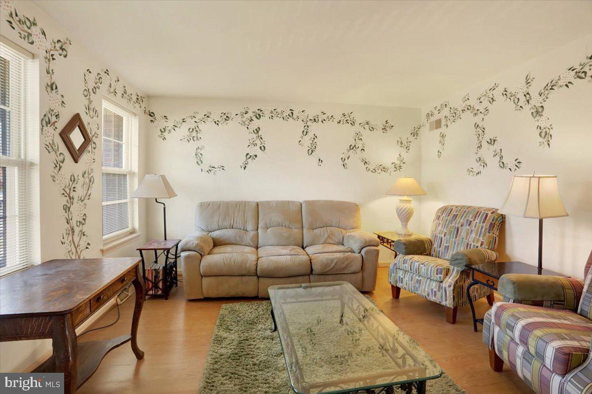 1009 Jefferson Drive Middletown, PA 17057 - Photo 9 of 35 Living room
