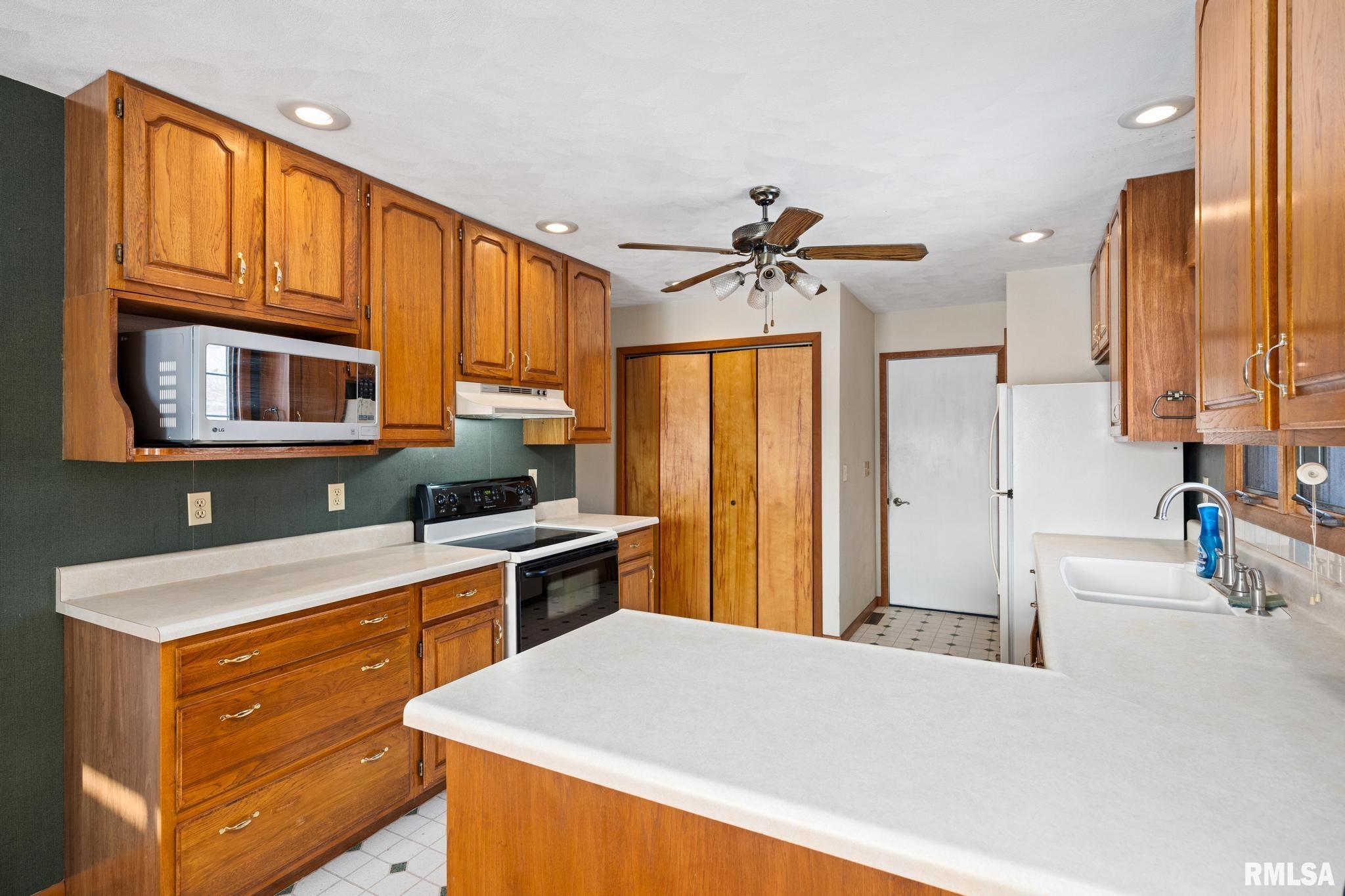 2300 Mayflower Drive Pekin, IL 61554 - Photo 11 of 38