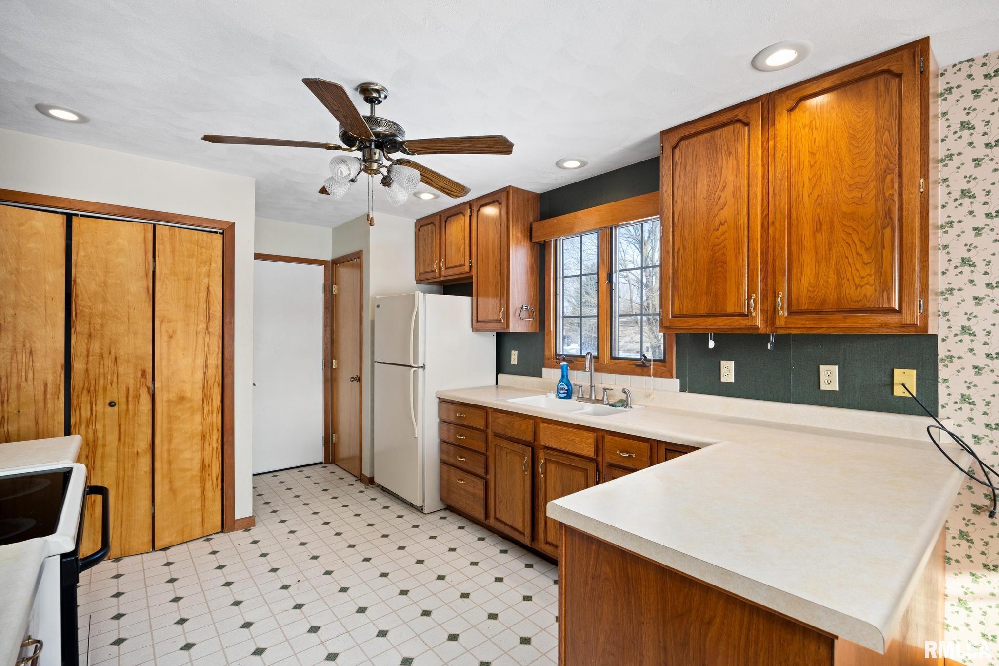 2300 Mayflower Drive Pekin, IL 61554 - Photo 12 of 38