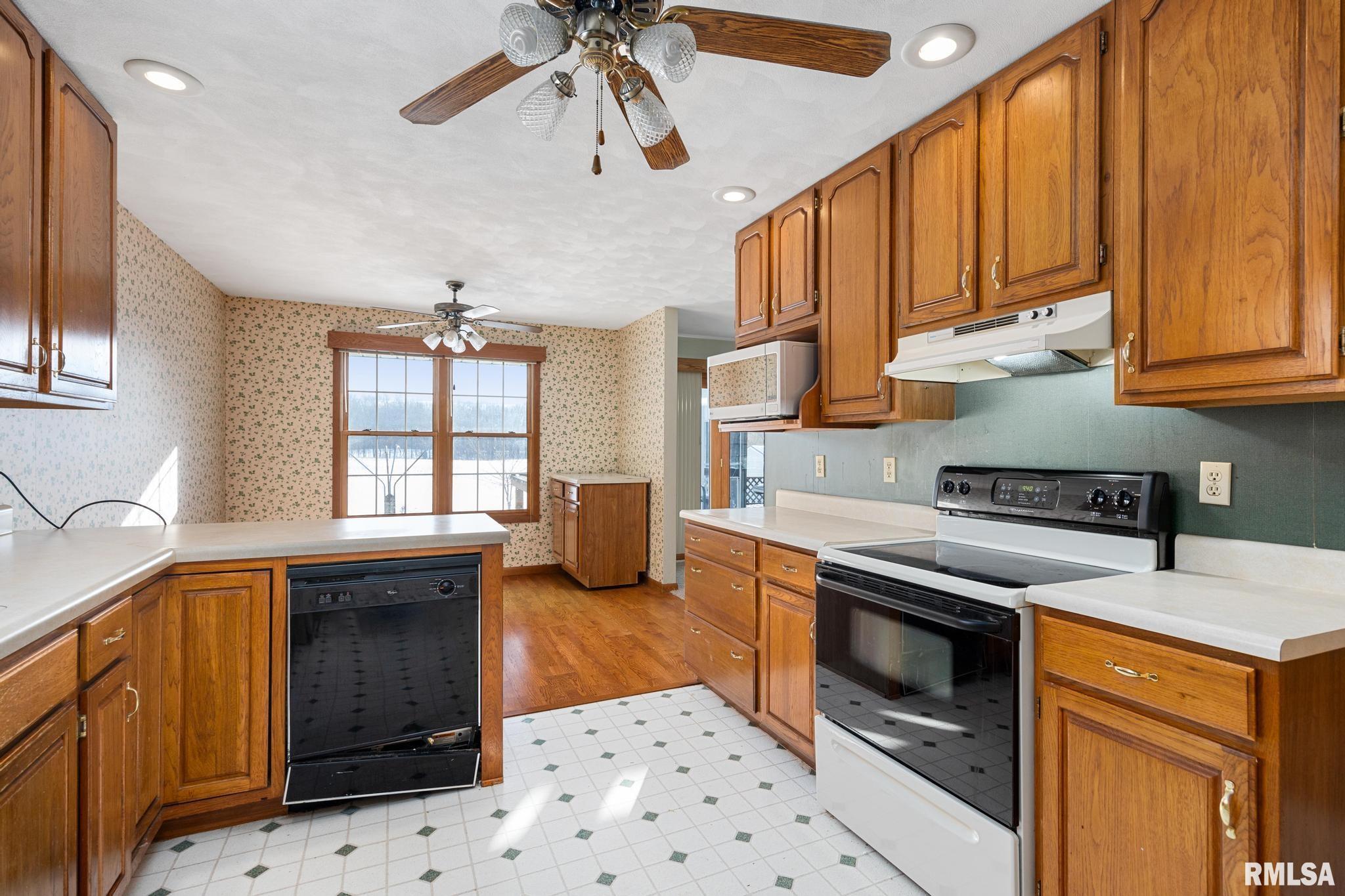 2300 Mayflower Drive Pekin, IL 61554 - Photo 13 of 38