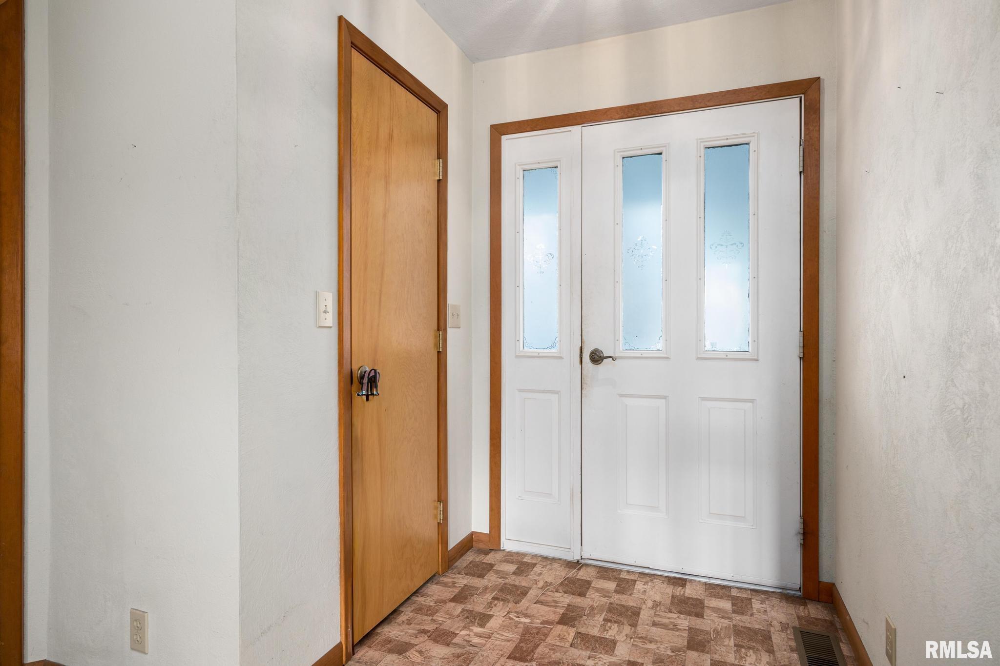 2300 Mayflower Drive Pekin, IL 61554 - Photo 5 of 38