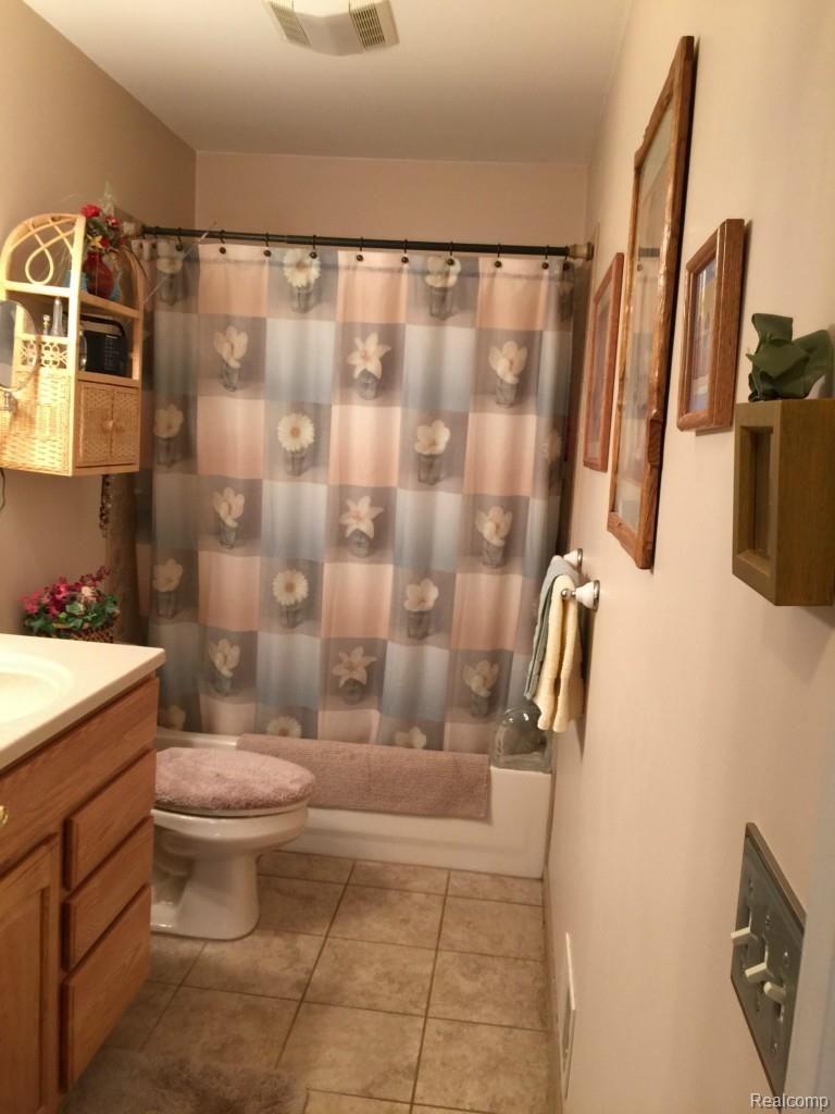 3122 County Farm Road Howell, MI 48843 - Photo 17 of 23 Full bath has tile flooring