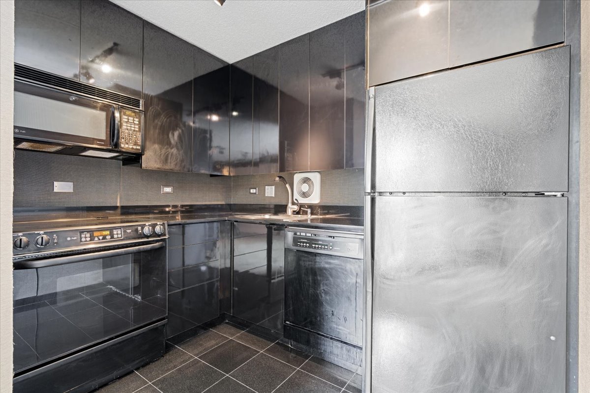 111 West Maple Street, Unit 2012 Chicago, IL 60610 - Photo 8 of 15