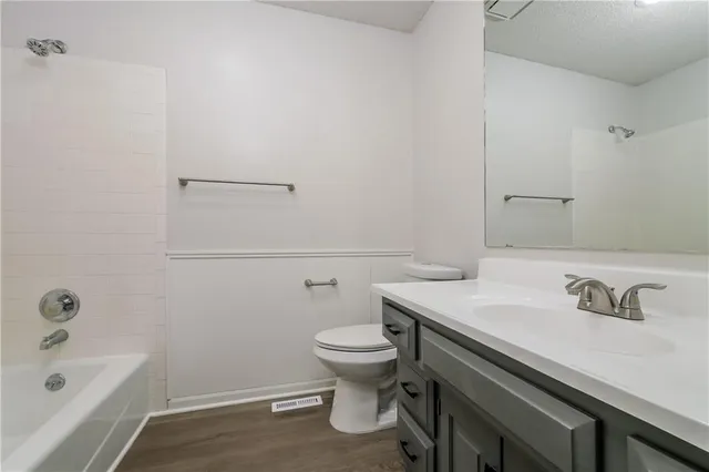 $2,275 | 4012 Northwest Delwood Court, Blue Springs, MO 64015