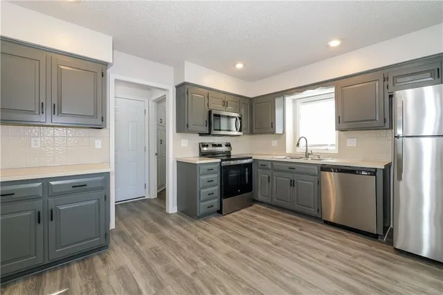 $2,275 | 4012 Northwest Delwood Court, Blue Springs, MO 64015