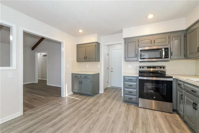 $2,275 | 4012 Northwest Delwood Court, Blue Springs, MO 64015