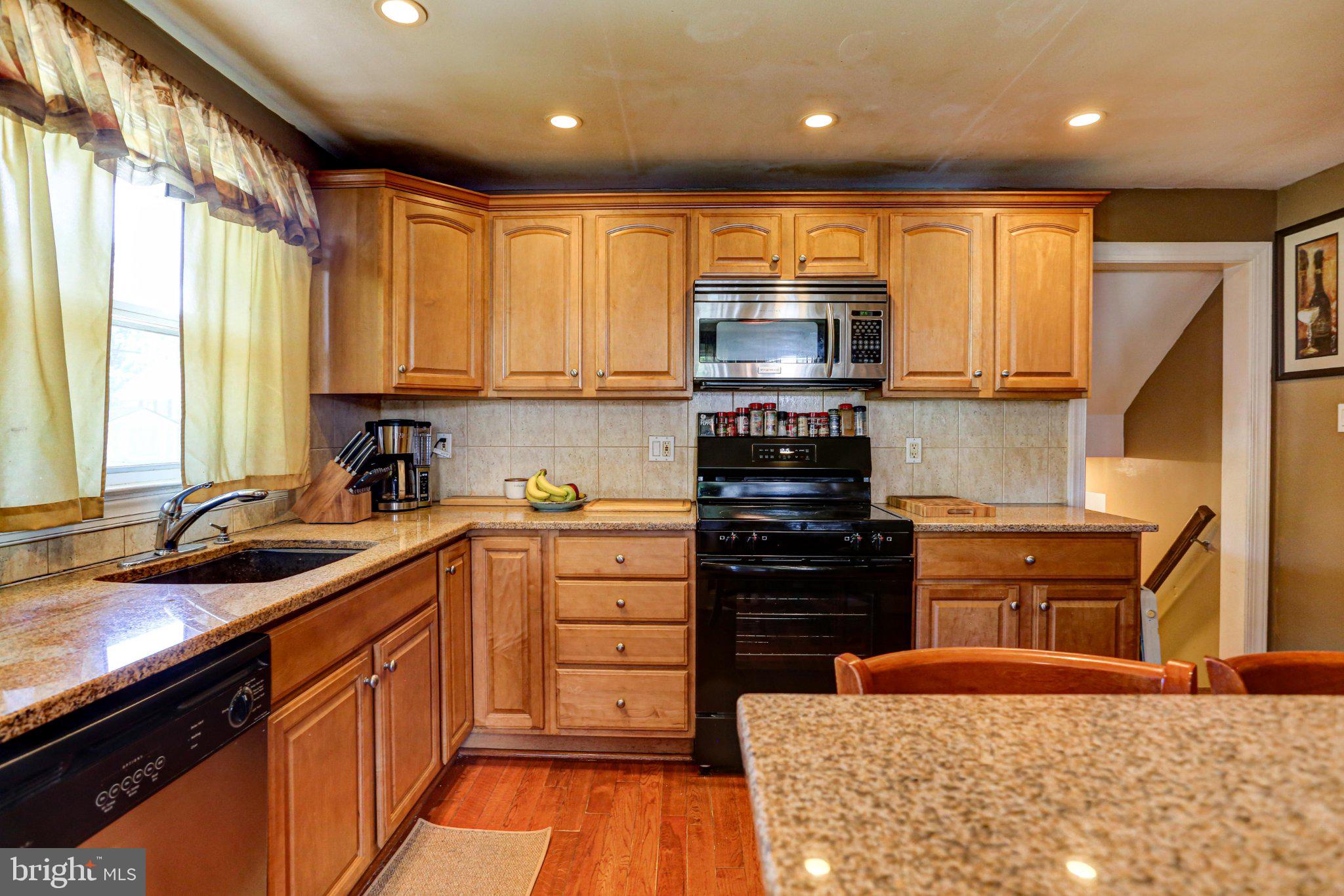 125 West Thomson Avenue Springfield, PA 19064 - Photo 18 of 41 Warm and inviting kitchen space.