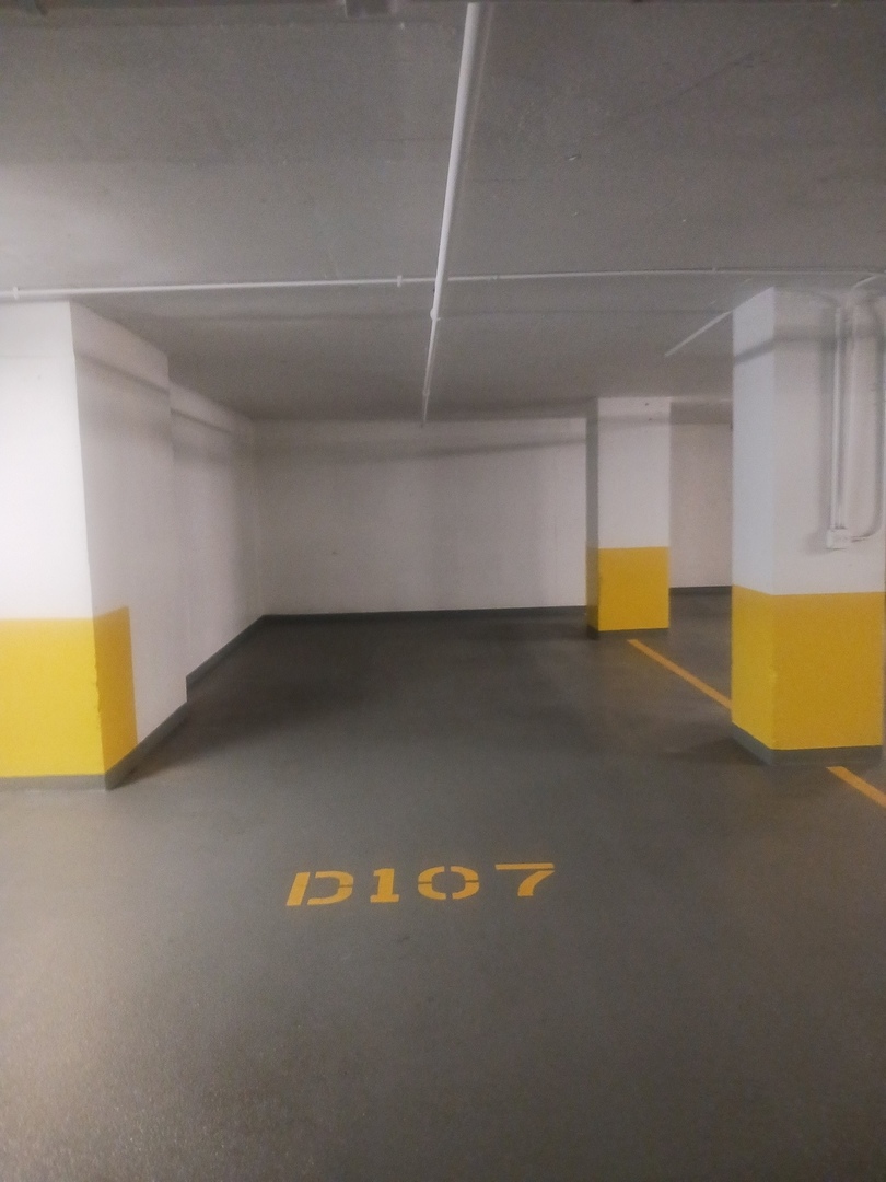 405 North Wabash Avenue, Unit 1410 Chicago, IL 60611 - Photo 15 of 18 a view of an empty room with a kitchen