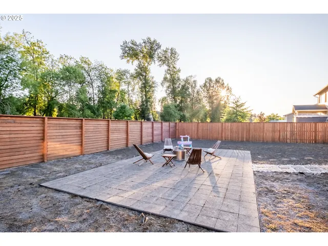 a view of a backyard