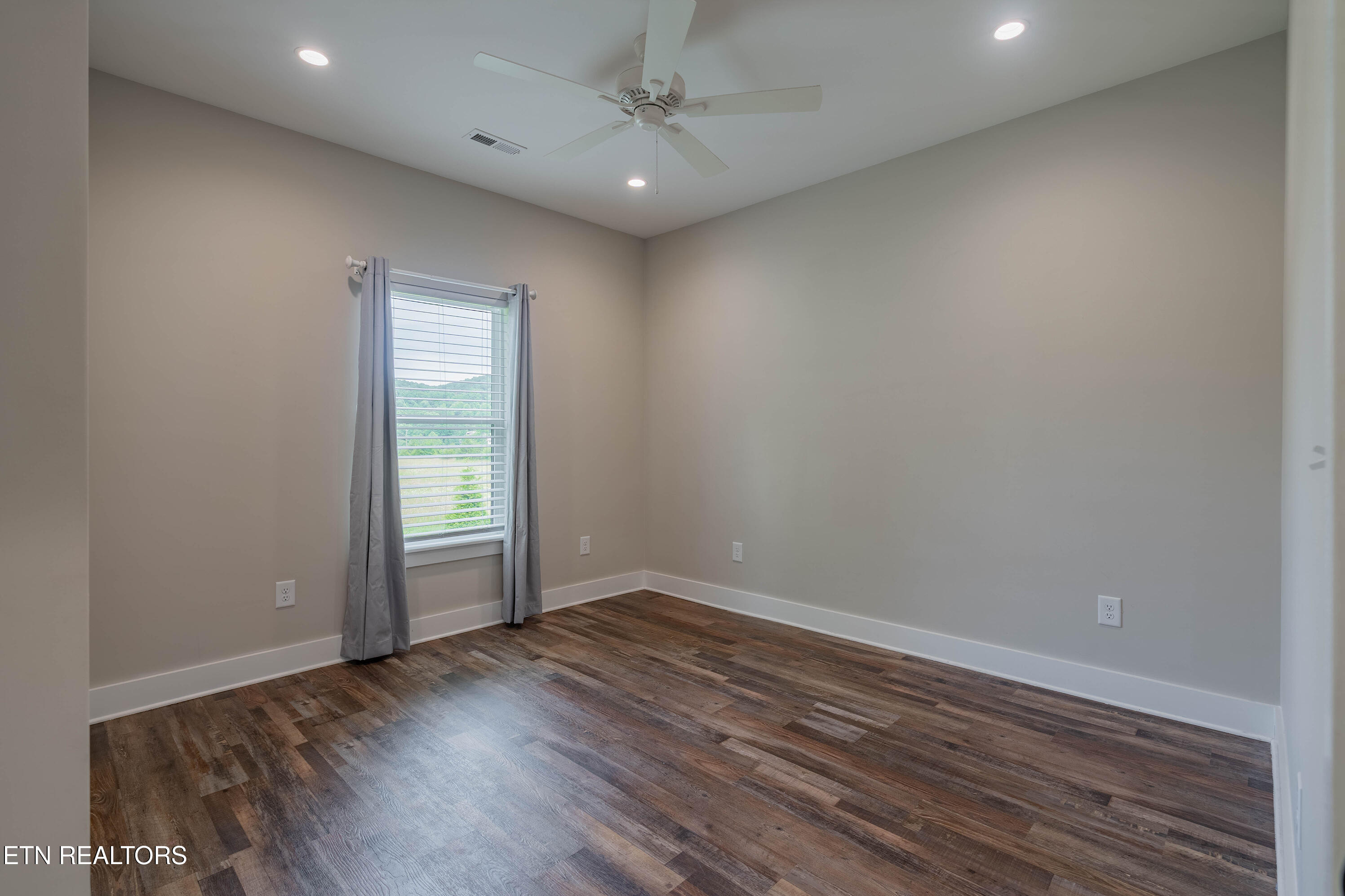 1352 Dutch Valley Road Clinton, TN 37716 - Photo 15 of 50 A7309094-HDR