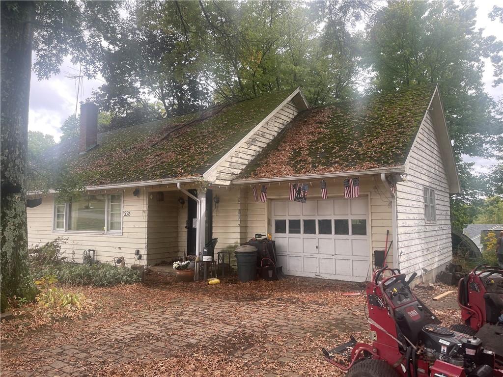 a view of a house with backyard