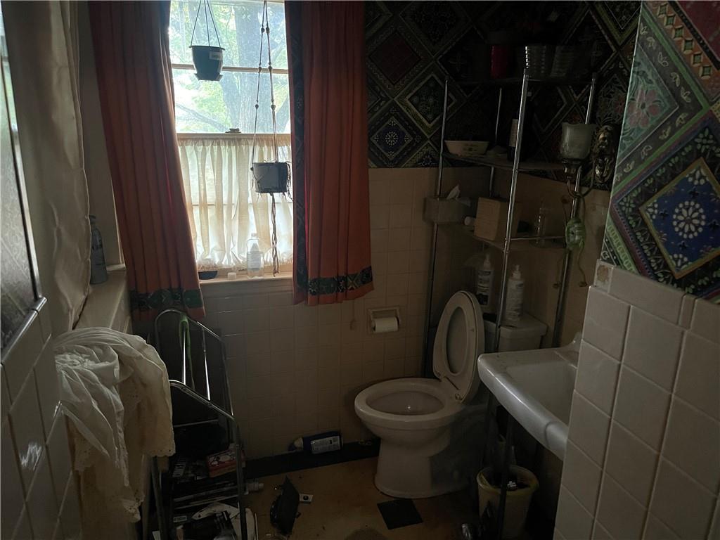 326 Frazier Drive New Castle, PA 16105 - Photo 14 of 27 a bathroom with a toilet and a sink