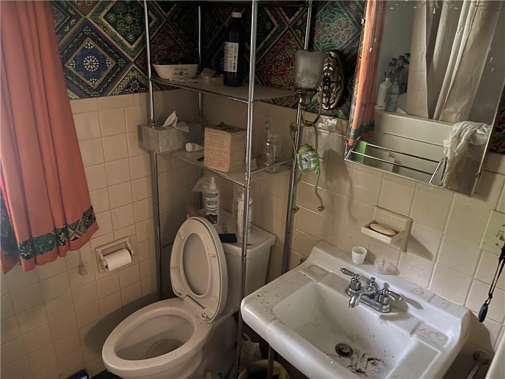 326 Frazier Drive New Castle, PA 16105 - Photo 16 of 27 a bathroom with a toilet sink and mirror