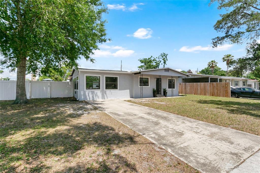 498 Clemson Drive Altamonte Springs, FL 32714 - Photo 4 of 31 front view of a house with a yard