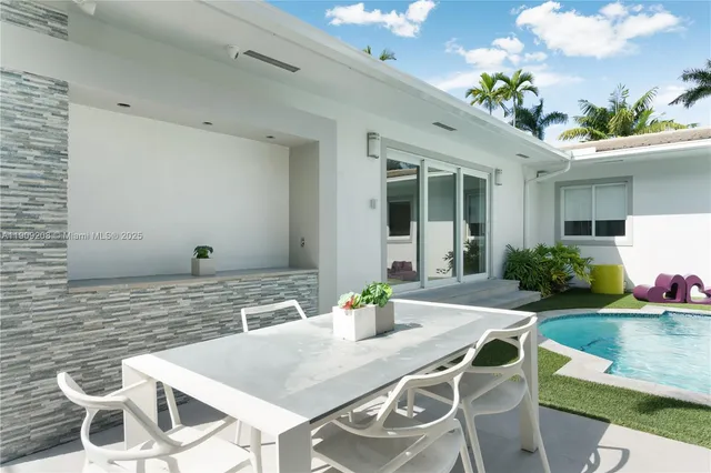 a view of a house with backyard