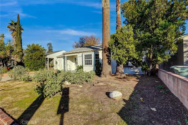 a view of a house with backyard and sitting area