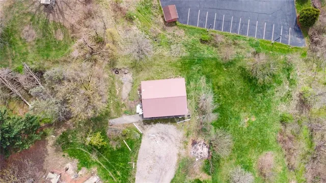 a sign that is sitting in the grass next to a road