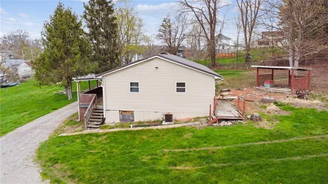 a view of a house with backyard