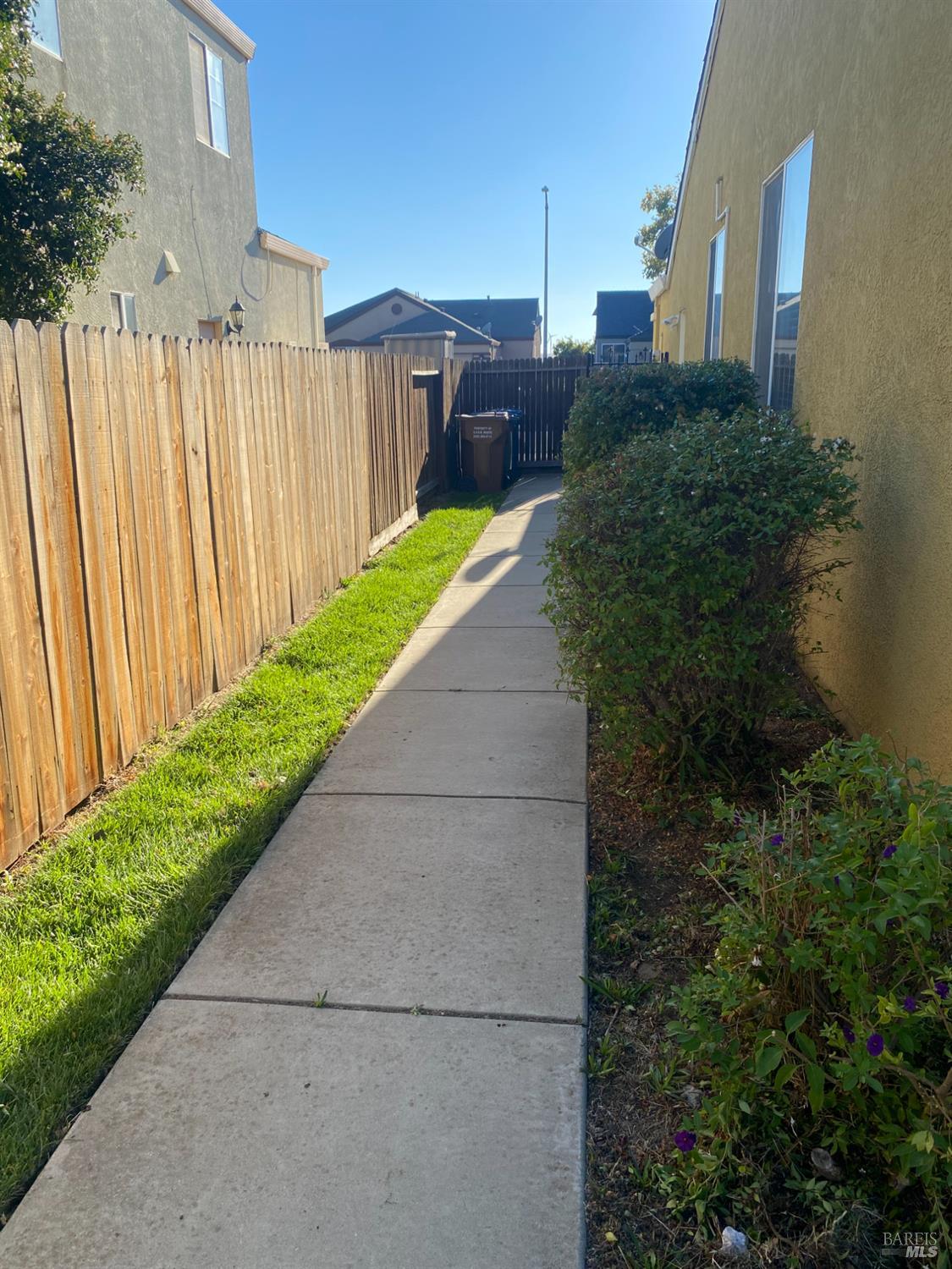 706 Anderson Way Rio Vista, CA 94571 - Photo 10 of 13 a view of a backyard with pathway