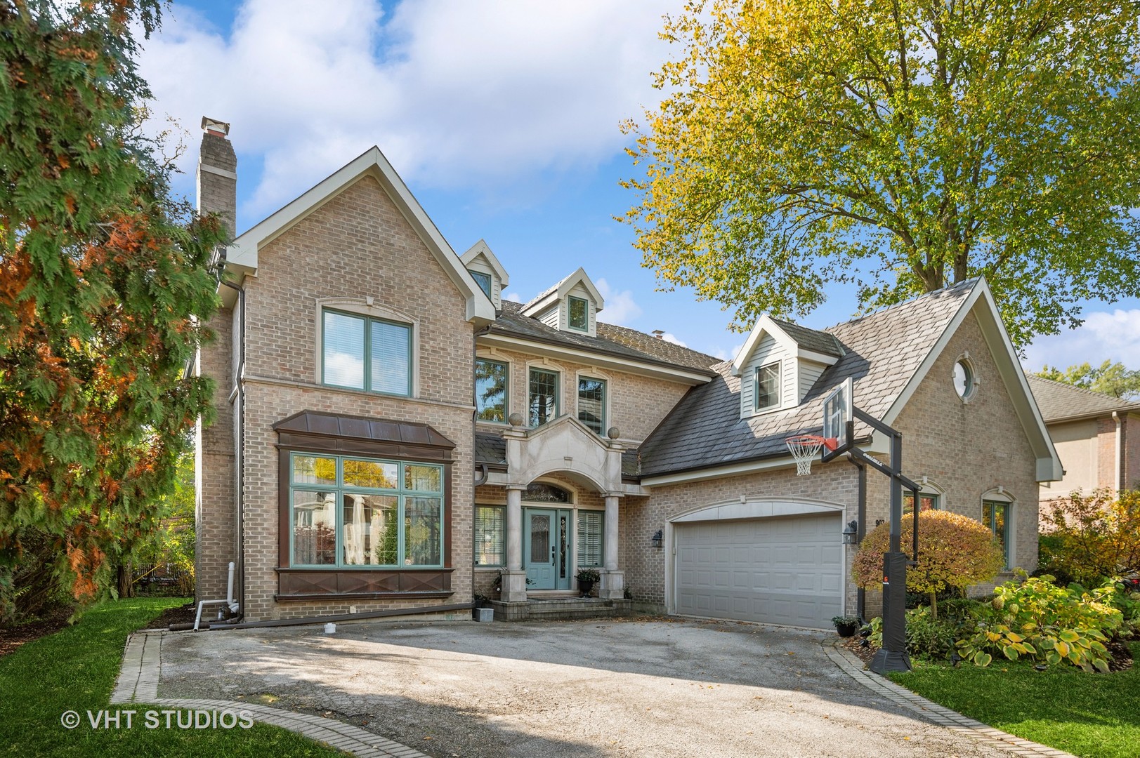 907 Queens Lane Glenview, IL 60025 - Photo 2 of 39 front view of a house with a yard