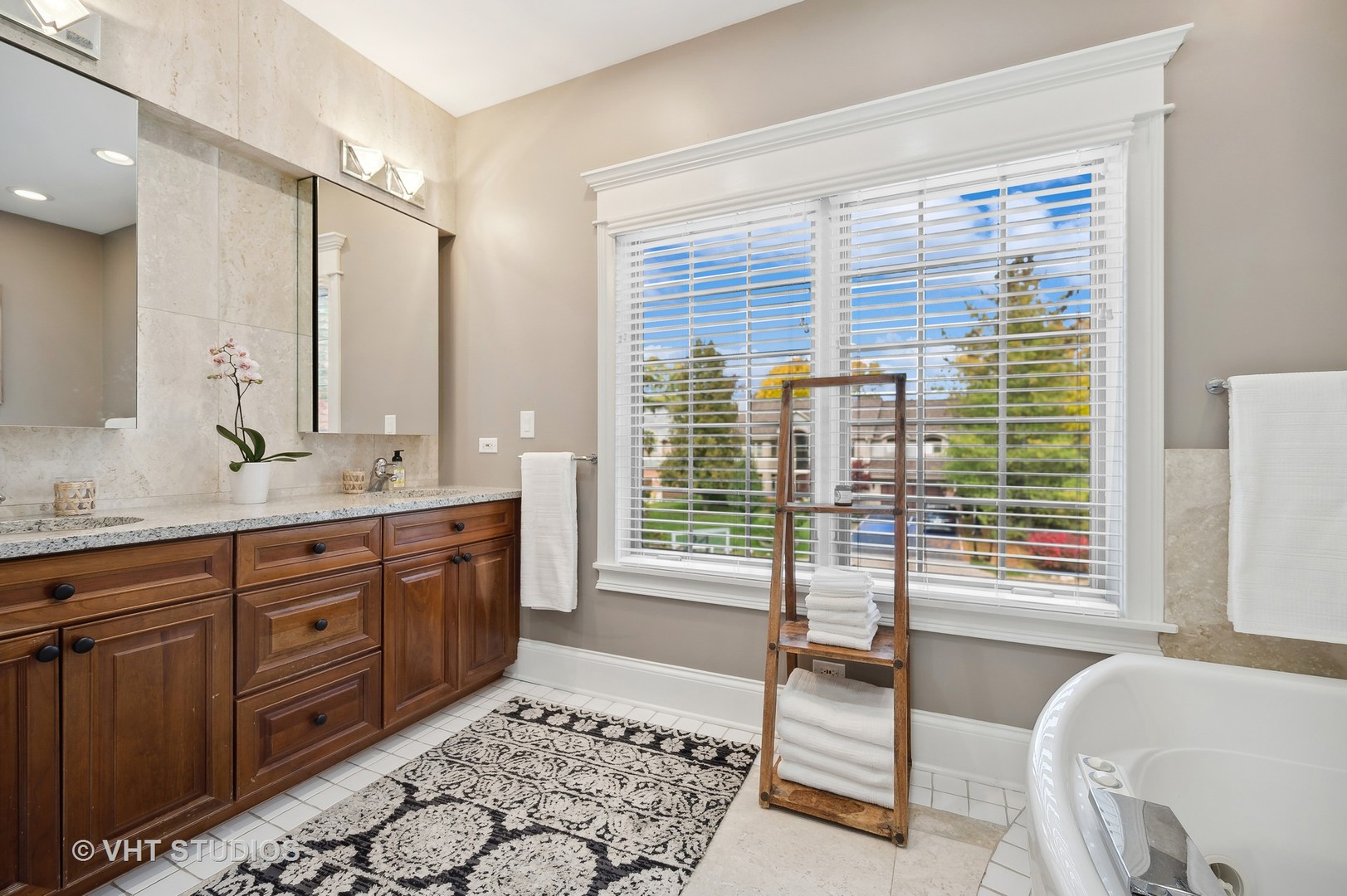 907 Queens Lane Glenview, IL 60025 - Photo 21 of 39 a spacious bathroom with double vanity and a mirror