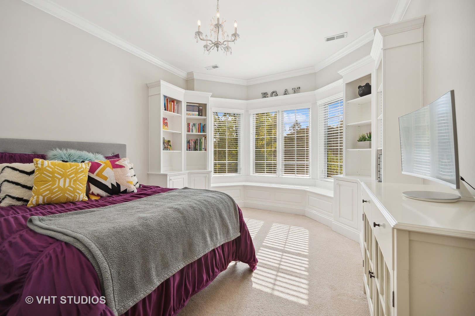 907 Queens Lane Glenview, IL 60025 - Photo 24 of 39 a bedroom with a bed and a large window