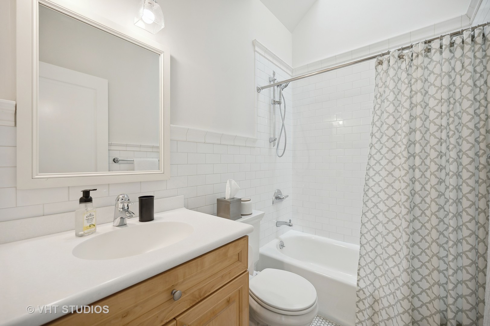 907 Queens Lane Glenview, IL 60025 - Photo 25 of 39 a bathroom with a sink a toilet and a bathtub