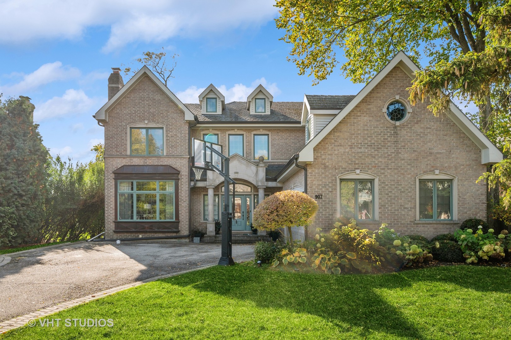 907 Queens Lane Glenview, IL 60025 - Photo 3 of 39 a front view of a house with garden