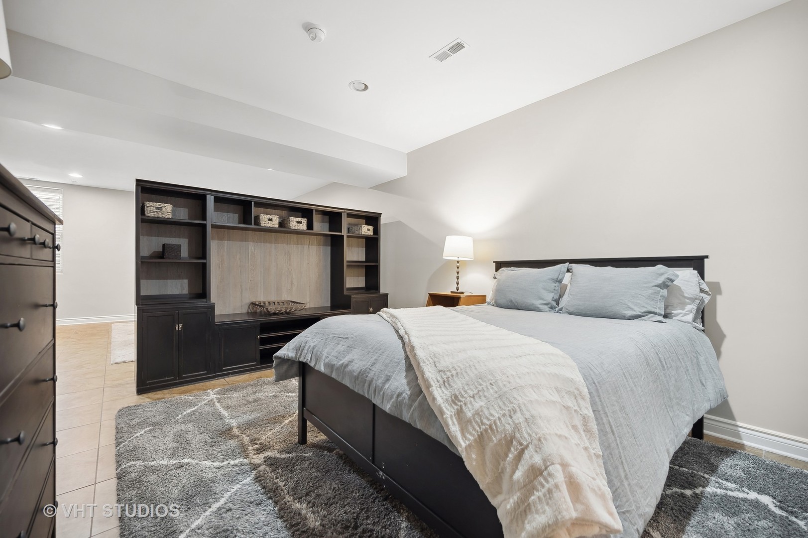 907 Queens Lane Glenview, IL 60025 - Photo 34 of 39 a spacious bedroom with a bed and a dresser