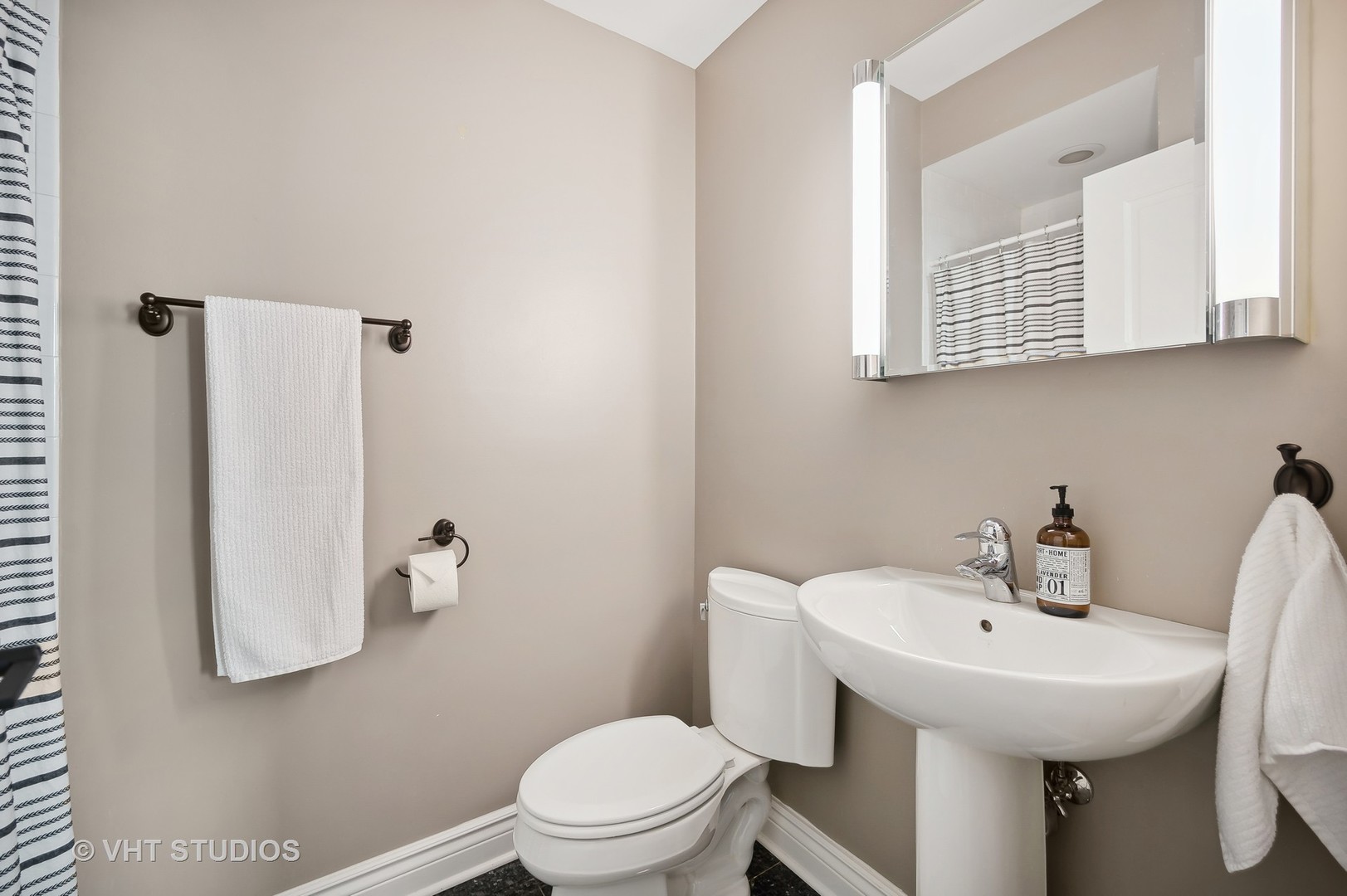 907 Queens Lane Glenview, IL 60025 - Photo 35 of 39 a bathroom with a sink toilet and mirror