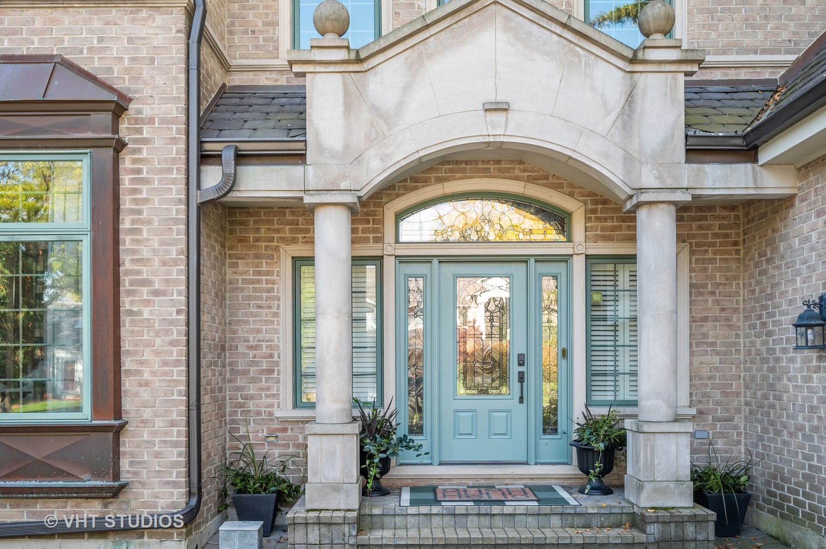 907 Queens Lane Glenview, IL 60025 - Photo 4 of 39 a view of a brick building with a large windows