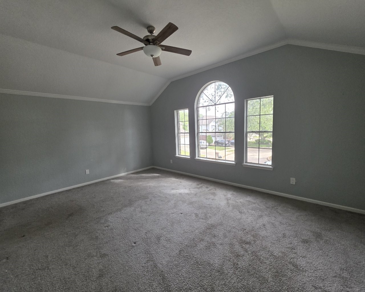 129 Corral Court Angleton, TX 77515 - Photo 12 of 26 Primary bedroom