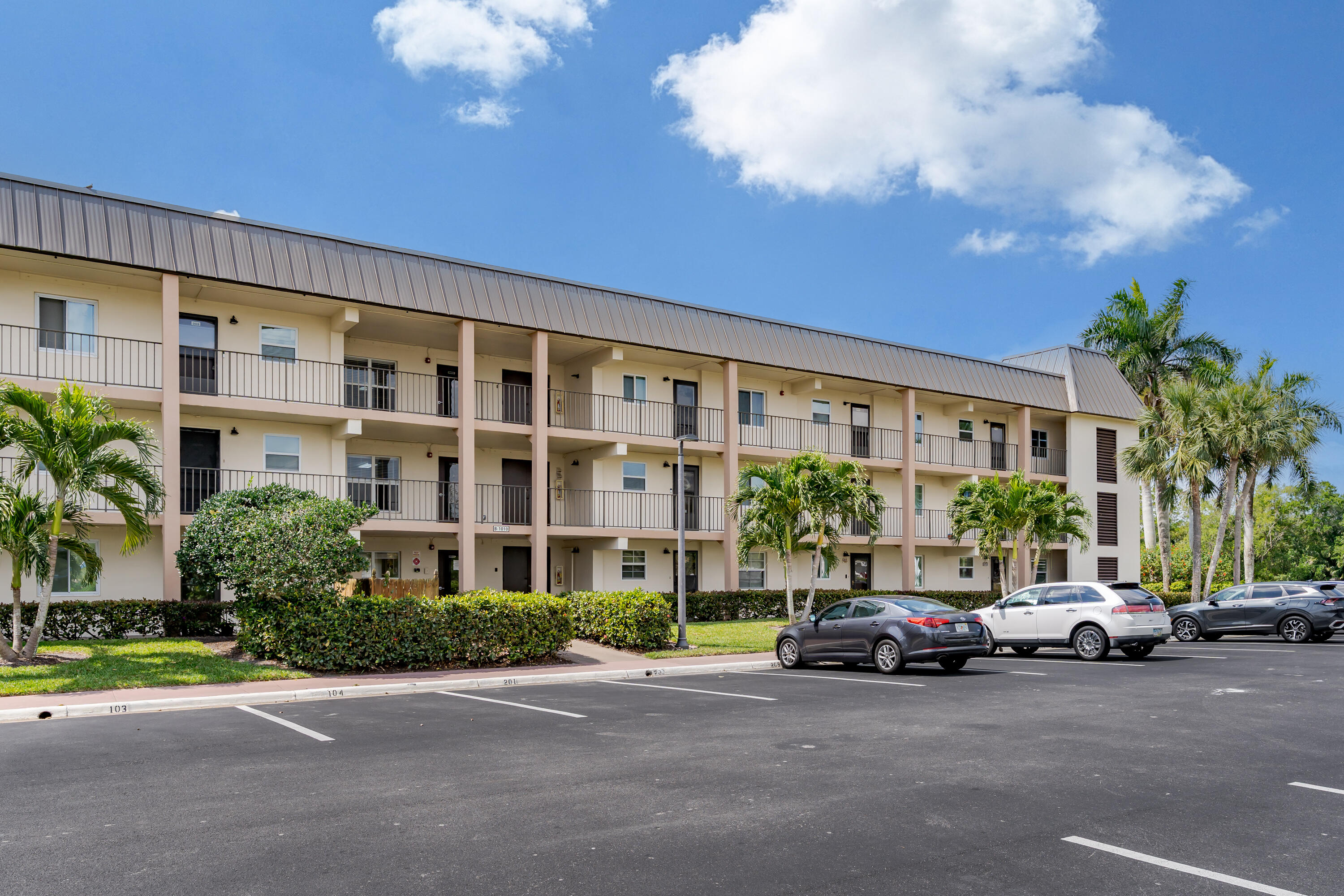 1010 Manatee, Unit B 304 Naples, FL 34114 - Photo 2 of 32 1010 Manatee Rd #B304 (19)