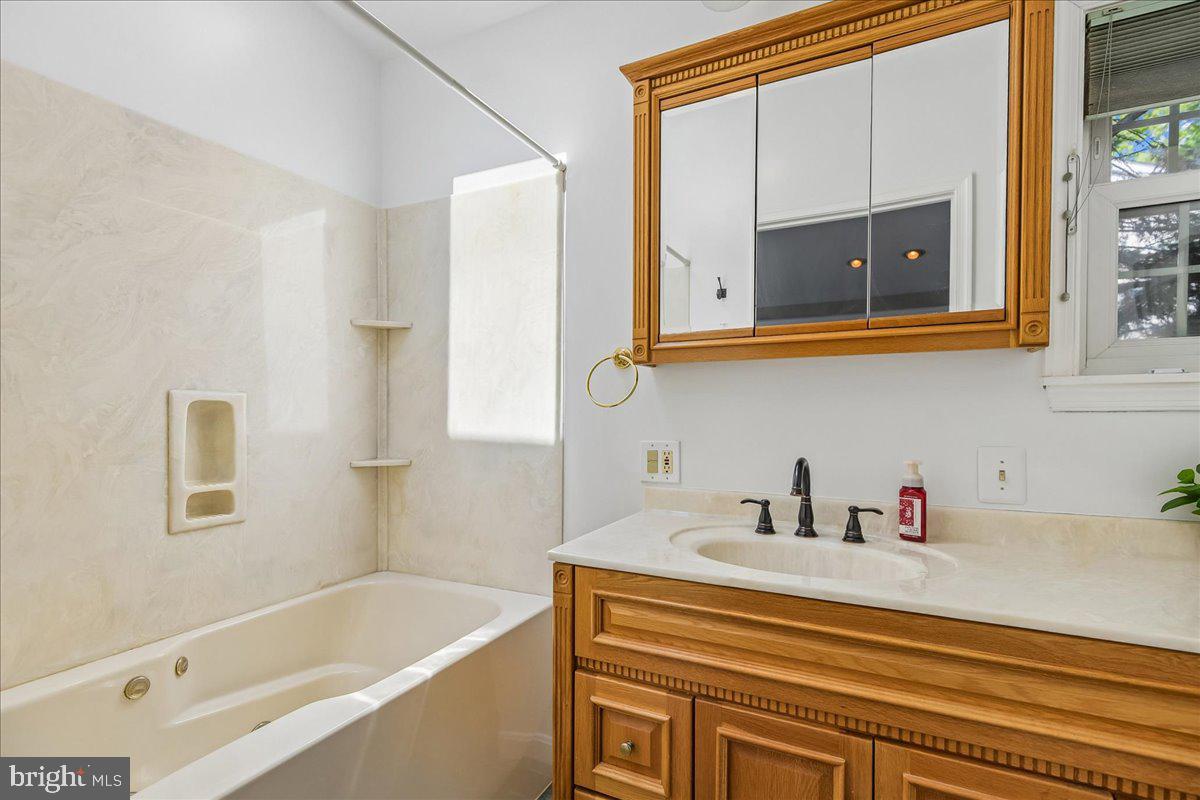 9412 Dana Vista Road Baltimore, MD 21236 - Photo 10 of 22 Primary bath
