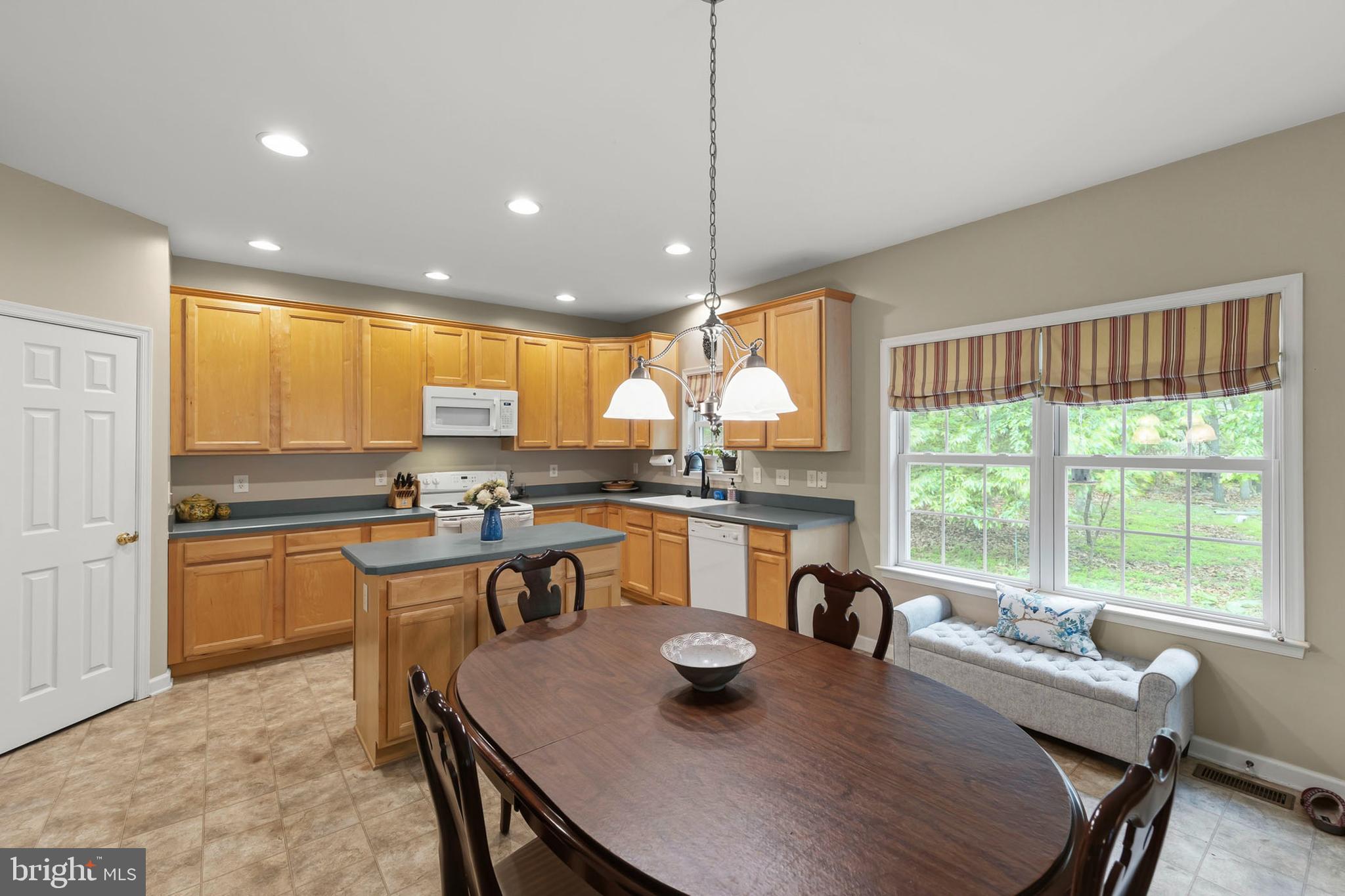 107 Sunset Circle Cross Junction, VA 22625 - Photo 16 of 35 Kitchen/dining area